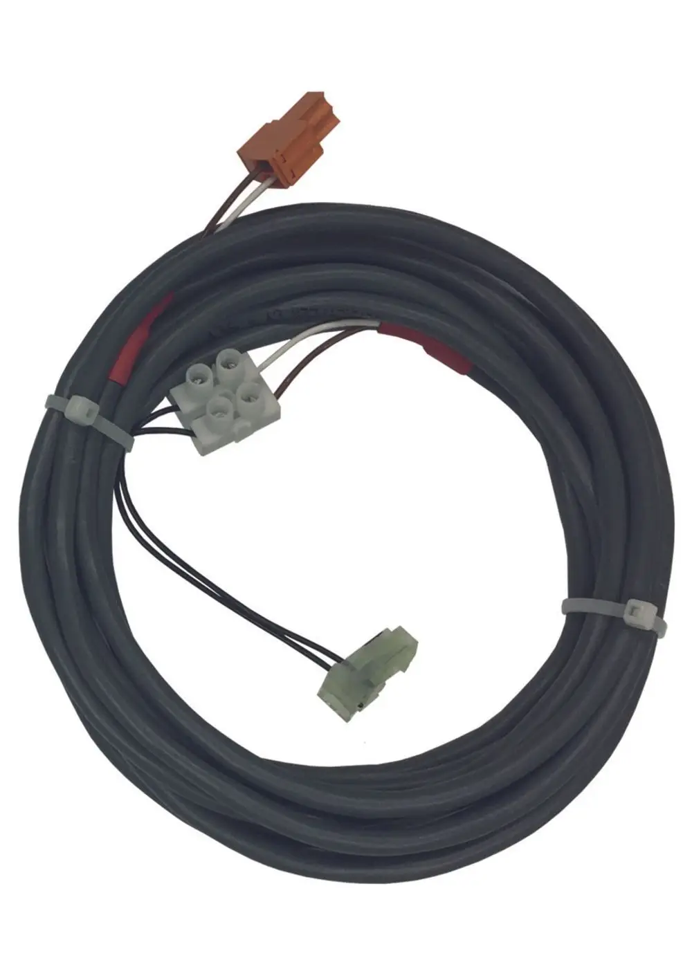 Judo Verbindungskabel mit mehreren Steckverbindern, um elektrische Komponenten zu verbinden. Flexibles Kabel, verlegt in einer Schlaufe.